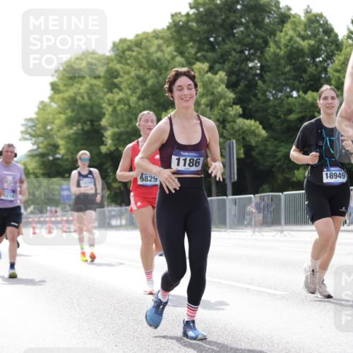 29.06.2025 - hella hamburg halbmarathon Jannik Wohlers http://msf.ph/oto/8145501 29.06.2025 10:10:22 Lombardsbrücke 1166, 1186, 4389, 5990, 5991, 7250, 9169, 9681, 9829, 11355, 11887, 11904, 11905, 12426, 12629, 13588, 13594, 13825, 14270, 15214, 16808, 17532, 18949 meine-sportfotos.de
