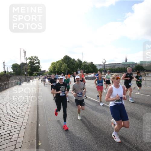 29.06.2025 - hella hamburg halbmarathon Jannik Wohlers http://msf.ph/oto/8145502 29.06.2025 09:57:09 Lombardsbrücke 1030, 1086, 1193, 1422, 2252, 2444, 2488, 2855, 3048, 3096, 3103, 3698, 3999, 4261, 4299, 4379, 4558, 4986, 5018, 5024, 5633, 5820, 5907, 6125, 6374, 6795, 6942, 7221, 7397, 7594, 7742, 7930, 7932, 8172, 8413, 8447, 9739, 10191, 10192, 10215, 10368, 10376, 11143, 11430, 11512, 11579, 12348, 12440, 12607, 12840, 13701, 13750, 13761, 14122, 14737, 14881, 15146, 15395, 15480, 15720, 16039, 16043, 16047, 16285, 16800, 17130, 17179, 17640, 17642 meine-sportfotos.de