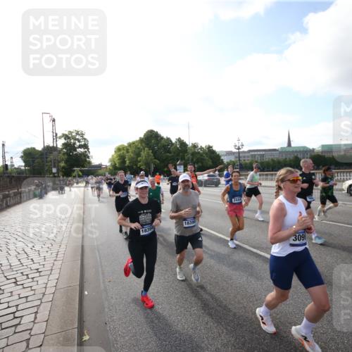 29.06.2025 - hella hamburg halbmarathon Jannik Wohlers http://msf.ph/oto/8145508 29.06.2025 09:57:09 Lombardsbrücke 1030, 1086, 1193, 1422, 2252, 2444, 2488, 2855, 3048, 3096, 3103, 3698, 3999, 4261, 4299, 4379, 4558, 4986, 5018, 5024, 5633, 5820, 5907, 6125, 6374, 6795, 6942, 7221, 7397, 7594, 7742, 7930, 7932, 8172, 8413, 8447, 9739, 10191, 10192, 10215, 10368, 10376, 11143, 11430, 11512, 11579, 12348, 12440, 12607, 12840, 13701, 13750, 13761, 14122, 14737, 14881, 15146, 15395, 15480, 15720, 16039, 16043, 16047, 16285, 16800, 17130, 17179, 17640, 17642 meine-sportfotos.de