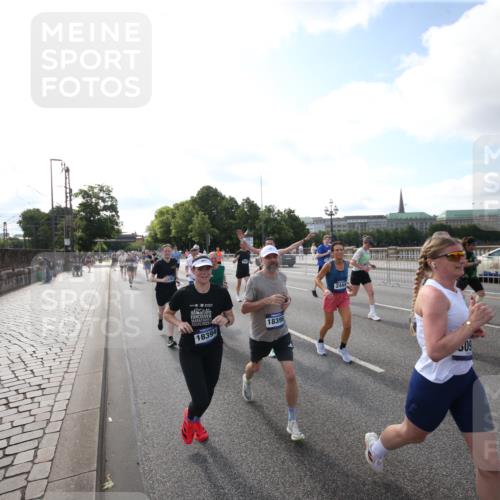 29.06.2025 - hella hamburg halbmarathon Jannik Wohlers http://msf.ph/oto/8145514 29.06.2025 09:57:09 Lombardsbrücke 1030, 1086, 1193, 1422, 2252, 2444, 2488, 2855, 3048, 3096, 3103, 3698, 3999, 4261, 4299, 4379, 4558, 4986, 5018, 5024, 5633, 5820, 5907, 6125, 6374, 6795, 6942, 7221, 7397, 7594, 7742, 7930, 7932, 8172, 8413, 8447, 9739, 10191, 10192, 10215, 10368, 10376, 11143, 11430, 11512, 11579, 12348, 12440, 12607, 12840, 13701, 13750, 13761, 14122, 14737, 14881, 15146, 15395, 15480, 15720, 16039, 16043, 16047, 16285, 16800, 17130, 17179, 17640, 17642 meine-sportfotos.de