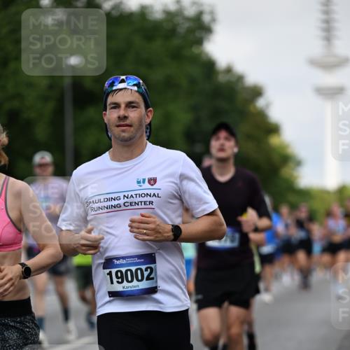 29.06.2025 - hella hamburg halbmarathon Dr. Thomas Lammeyer http://msf.ph/oto/8145518 29.06.2025 10:05:27 Kennedybrücke 1420, 1526, 1726, 2006, 2091, 2167, 2490, 2806, 2936, 3425, 3663, 3976, 4068, 4319, 4322, 4370, 5675, 6087, 6281, 6302, 6591, 6924, 7287, 7658, 7759, 7761, 8030, 8046, 8326, 8392, 8691, 8822, 9124, 9932, 10281, 10301, 10383, 10576, 10915, 11043 meine-sportfotos.de