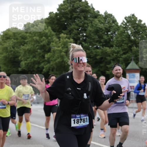29.06.2025 - hella hamburg halbmarathon Jannik Wohlers http://msf.ph/oto/8145520 29.06.2025 10:47:04 Lombardsbrücke 1434, 1463, 1523, 1704, 2148, 2407, 2882, 2994, 3339, 4037, 4325, 4423, 4806, 4895, 4974, 4975, 5621, 5622, 5895, 6255, 6256, 6995, 7403, 7630, 7631, 8105, 8270, 8915, 8953, 9018, 9273, 9969, 9972, 10075, 10206, 11276, 11351, 11378, 11458, 11730, 11738, 13349, 13737, 13806, 13830, 13898, 13909, 14197, 14441, 14516, 14517, 15413, 15543, 16018, 16337, 16552, 16686, 17122, 17216, 17514, 18258, 18415, 18623, 18781, 18852, 18858 meine-sportfotos.de