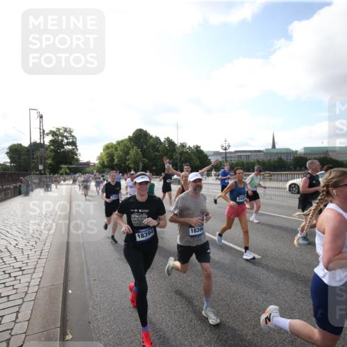 29.06.2025 - hella hamburg halbmarathon Jannik Wohlers http://msf.ph/oto/8145522 29.06.2025 09:57:09 Lombardsbrücke 1030, 1086, 1193, 1422, 2252, 2444, 2488, 2855, 3048, 3096, 3103, 3698, 3999, 4261, 4299, 4379, 4558, 4986, 5018, 5024, 5633, 5820, 5907, 6125, 6374, 6795, 6942, 7221, 7397, 7594, 7742, 7930, 7932, 8172, 8413, 8447, 9739, 10191, 10192, 10215, 10368, 10376, 11143, 11430, 11512, 11579, 12348, 12440, 12607, 12840, 13701, 13750, 13761, 14122, 14737, 14881, 15146, 15395, 15480, 15720, 16039, 16043, 16047, 16285, 16800, 17130, 17179, 17640, 17642 meine-sportfotos.de