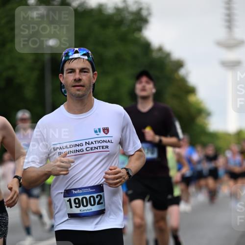 29.06.2025 - hella hamburg halbmarathon Dr. Thomas Lammeyer http://msf.ph/oto/8145532 29.06.2025 10:05:27 Kennedybrücke 1420, 1526, 1726, 2006, 2091, 2167, 2490, 2806, 2936, 3425, 3663, 3976, 4068, 4319, 4322, 4370, 5675, 6087, 6281, 6302, 6591, 6924, 7287, 7658, 7759, 7761, 8030, 8046, 8326, 8392, 8691, 8822, 9124, 9932, 10281, 10301, 10383, 10576, 10915, 11043 meine-sportfotos.de