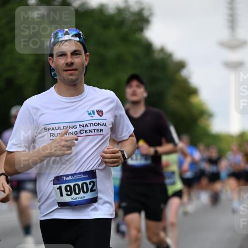 29.06.2025 - hella hamburg halbmarathon Dr. Thomas Lammeyer http://msf.ph/oto/8145544 29.06.2025 10:05:27 Kennedybrücke 1420, 1526, 1726, 2006, 2091, 2167, 2490, 2806, 2936, 3425, 3663, 3976, 4068, 4319, 4322, 4370, 5675, 6087, 6281, 6302, 6591, 6924, 7287, 7658, 7759, 7761, 8030, 8046, 8326, 8392, 8691, 8822, 9124, 9932, 10281, 10301, 10383, 10576, 10915, 11043 meine-sportfotos.de