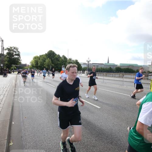 29.06.2025 - hella hamburg halbmarathon Jannik Wohlers http://msf.ph/oto/8145546 29.06.2025 09:57:10 Lombardsbrücke 1086, 1193, 1422, 2252, 2444, 2488, 2855, 3048, 3096, 3103, 3698, 3999, 4261, 4299, 4379, 4558, 4986, 5018, 5024, 5633, 5820, 5907, 6125, 6374, 6795, 6942, 7221, 7397, 7594, 7742, 7930, 7932, 7973, 8172, 8413, 8447, 9739, 10215, 10368, 10376, 11143, 11430, 11512, 11579, 11832, 12348, 12440, 12607, 12840, 13701, 13750, 13761, 14122, 14737, 14881, 14914, 15146, 15169, 15395, 15480, 15720, 16039, 16043, 16047, 16285, 16800, 17130, 17179, 17640, 17642 meine-sportfotos.de