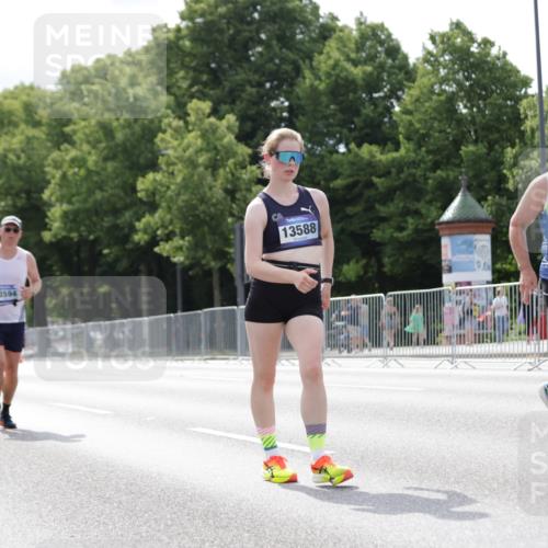 29.06.2025 - hella hamburg halbmarathon Jannik Wohlers http://msf.ph/oto/8145549 29.06.2025 10:10:25 Lombardsbrücke 1166, 1186, 1781, 4389, 5990, 5991, 7250, 7370, 9169, 9829, 11355, 11887, 12426, 12790, 13588, 13594, 14270, 15214, 16808, 17532, 18949 meine-sportfotos.de