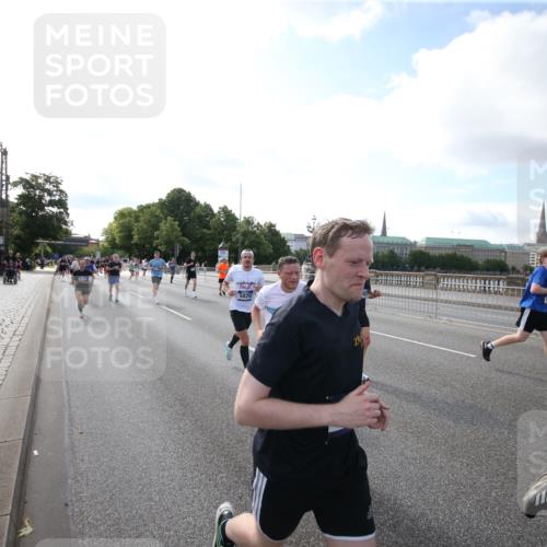 29.06.2025 - hella hamburg halbmarathon Jannik Wohlers http://msf.ph/oto/8145562 29.06.2025 09:57:10 Lombardsbrücke 1086, 1193, 1422, 2252, 2444, 2488, 2855, 3048, 3096, 3103, 3698, 3999, 4261, 4299, 4379, 4558, 4986, 5018, 5024, 5633, 5820, 5907, 6125, 6374, 6795, 6942, 7221, 7397, 7594, 7742, 7930, 7932, 7973, 8172, 8413, 8447, 9739, 10215, 10368, 10376, 11143, 11430, 11512, 11579, 11832, 12348, 12440, 12607, 12840, 13701, 13750, 13761, 14122, 14737, 14881, 14914, 15146, 15169, 15395, 15480, 15720, 16039, 16043, 16047, 16285, 16800, 17130, 17179, 17640, 17642 meine-sportfotos.de