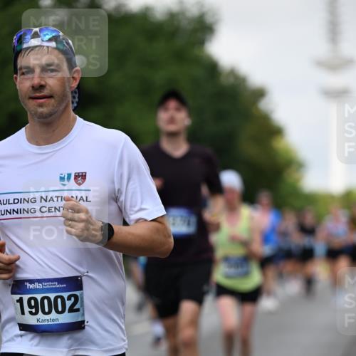 29.06.2025 - hella hamburg halbmarathon Dr. Thomas Lammeyer http://msf.ph/oto/8145569 29.06.2025 10:05:27 Kennedybrücke 1420, 1526, 1726, 2006, 2091, 2167, 2490, 2806, 2936, 3425, 3663, 3976, 4068, 4319, 4322, 4370, 5675, 6087, 6281, 6302, 6591, 6924, 7287, 7658, 7759, 7761, 8030, 8046, 8326, 8392, 8691, 8822, 9124, 9932, 10281, 10301, 10383, 10576, 10915, 11043 meine-sportfotos.de
