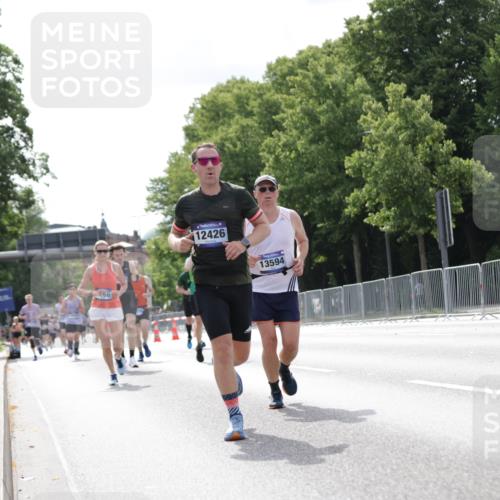 29.06.2025 - hella hamburg halbmarathon Jannik Wohlers http://msf.ph/oto/8145577 29.06.2025 10:10:27 Lombardsbrücke 1166, 1186, 1781, 4389, 5990, 5991, 7370, 9169, 9829, 11355, 12426, 12556, 12790, 13588, 13594, 14270, 15214, 16808, 17532, 18949 meine-sportfotos.de