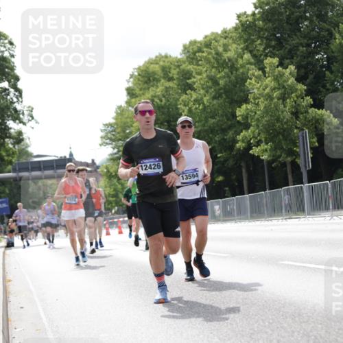29.06.2025 - hella hamburg halbmarathon Jannik Wohlers http://msf.ph/oto/8145582 29.06.2025 10:10:27 Lombardsbrücke 1166, 1186, 1781, 4389, 5990, 5991, 7370, 9169, 9829, 11355, 12426, 12556, 12790, 13588, 13594, 14270, 15214, 16808, 17532, 18949 meine-sportfotos.de