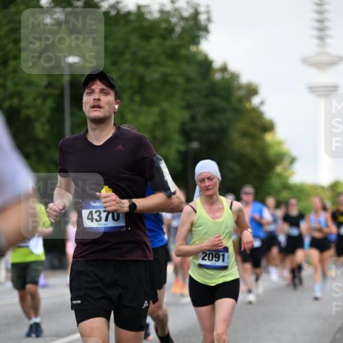 29.06.2025 - hella hamburg halbmarathon Dr. Thomas Lammeyer http://msf.ph/oto/8145590 29.06.2025 10:05:28 Kennedybrücke 1420, 1526, 1726, 2006, 2091, 2167, 2490, 2806, 2936, 2957, 3425, 3663, 3976, 4068, 4319, 4322, 4370, 5675, 6087, 6281, 0000, 6302, 6591, 6921, 6924, 7287, 7658, 7759, 8030, 8046, 8326, 8392, 8578, 8691, 8822, 9124, 9932, 10281, 10301, 10383, 10576, 10915, 11043 meine-sportfotos.de
