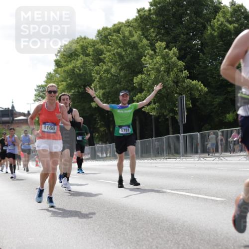 29.06.2025 - hella hamburg halbmarathon Jannik Wohlers http://msf.ph/oto/8145597 29.06.2025 10:10:29 Lombardsbrücke 1166, 1186, 1781, 4287, 5990, 5991, 7370, 9169, 9829, 11355, 12426, 12556, 12790, 13588, 13594, 14270, 15214, 16808, 17532, 18949 meine-sportfotos.de