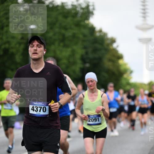29.06.2025 - hella hamburg halbmarathon Dr. Thomas Lammeyer http://msf.ph/oto/8145600 29.06.2025 10:05:28 Kennedybrücke 1420, 1526, 1726, 2006, 2091, 2167, 2490, 2806, 2936, 2957, 3425, 3663, 3976, 4068, 4319, 4322, 4370, 5675, 6087, 6281, 0000, 6302, 6591, 6921, 6924, 7287, 7658, 7759, 8030, 8046, 8326, 8392, 8578, 8691, 8822, 9124, 9932, 10281, 10301, 10383, 10576, 10915, 11043 meine-sportfotos.de