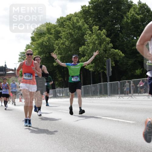 29.06.2025 - hella hamburg halbmarathon Jannik Wohlers http://msf.ph/oto/8145602 29.06.2025 10:10:29 Lombardsbrücke 1166, 1186, 1781, 4287, 5990, 5991, 7370, 9169, 9829, 11355, 12426, 12556, 12790, 13588, 13594, 14270, 15214, 16808, 17532, 18949 meine-sportfotos.de