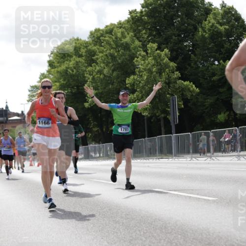 29.06.2025 - hella hamburg halbmarathon Jannik Wohlers http://msf.ph/oto/8145605 29.06.2025 10:10:29 Lombardsbrücke 1166, 1186, 1781, 4287, 5990, 5991, 7370, 9169, 9829, 11355, 12426, 12556, 12790, 13588, 13594, 14270, 15214, 16808, 17532, 18949 meine-sportfotos.de