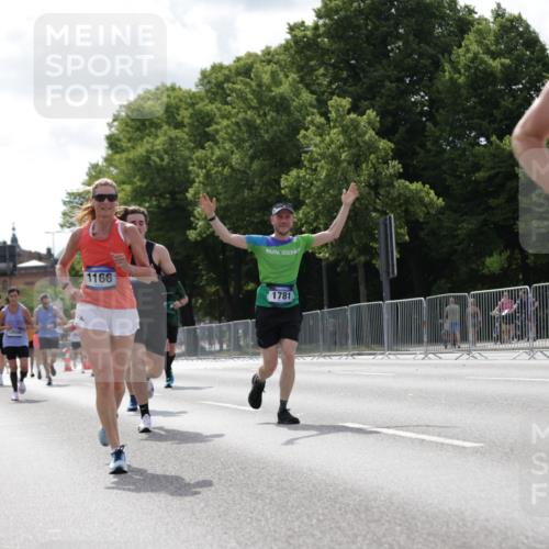 29.06.2025 - hella hamburg halbmarathon Jannik Wohlers http://msf.ph/oto/8145610 29.06.2025 10:10:29 Lombardsbrücke 1166, 1186, 1781, 4287, 5990, 5991, 7370, 9169, 9829, 11355, 12426, 12556, 12790, 13588, 13594, 14270, 15214, 16808, 17532, 18949 meine-sportfotos.de