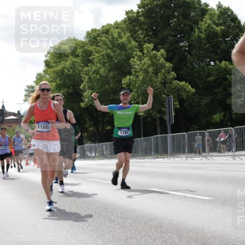 29.06.2025 - hella hamburg halbmarathon Jannik Wohlers http://msf.ph/oto/8145614 29.06.2025 10:10:29 Lombardsbrücke 1166, 1186, 1781, 4287, 5990, 5991, 7370, 9169, 9829, 11355, 12426, 12556, 12790, 13588, 13594, 14270, 15214, 16808, 17532, 18949 meine-sportfotos.de