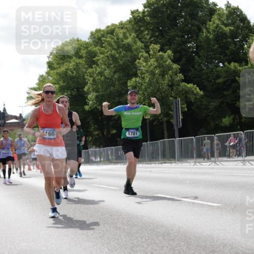 29.06.2025 - hella hamburg halbmarathon Jannik Wohlers http://msf.ph/oto/8145617 29.06.2025 10:10:29 Lombardsbrücke 1166, 1186, 1781, 4287, 5990, 5991, 7370, 9169, 9829, 11355, 12426, 12556, 12790, 13588, 13594, 14270, 15214, 16808, 17532, 18949 meine-sportfotos.de