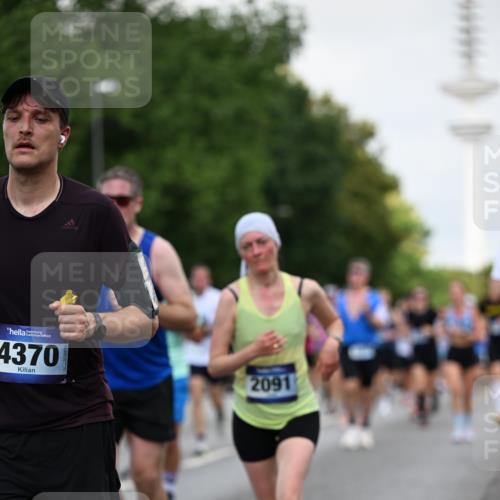 29.06.2025 - hella hamburg halbmarathon Dr. Thomas Lammeyer http://msf.ph/oto/8145619 29.06.2025 10:05:28 Kennedybrücke 1420, 1526, 1726, 2006, 2091, 2167, 2490, 2806, 2936, 2957, 3425, 3663, 3976, 4068, 4319, 4322, 4370, 5675, 6087, 6281, 0000, 6302, 6591, 6921, 6924, 7287, 7658, 7759, 8030, 8046, 8326, 8392, 8578, 8691, 8822, 9124, 9932, 10281, 10301, 10383, 10576, 10915, 11043 meine-sportfotos.de