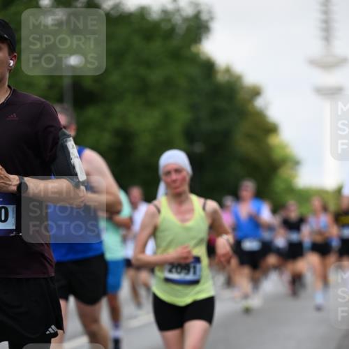 29.06.2025 - hella hamburg halbmarathon Dr. Thomas Lammeyer http://msf.ph/oto/8145625 29.06.2025 10:05:28 Kennedybrücke 1420, 1526, 1726, 2006, 2091, 2167, 2490, 2806, 2936, 2957, 3425, 3663, 3976, 4068, 4319, 4322, 4370, 5675, 6087, 6281, 0000, 6302, 6591, 6921, 6924, 7287, 7658, 7759, 8030, 8046, 8326, 8392, 8578, 8691, 8822, 9124, 9932, 10281, 10301, 10383, 10576, 10915, 11043 meine-sportfotos.de