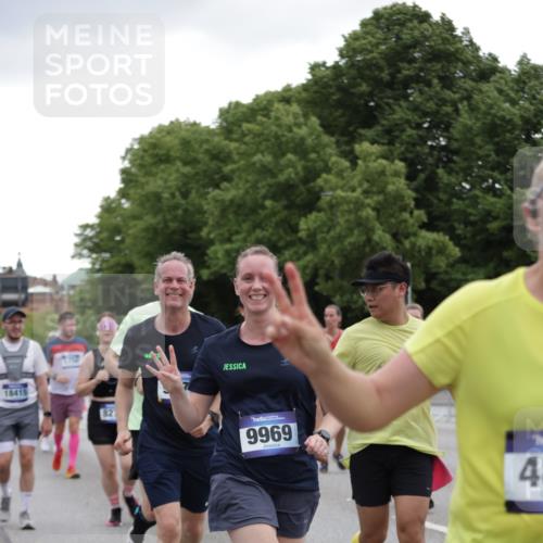 29.06.2025 - hella hamburg halbmarathon Jannik Wohlers http://msf.ph/oto/8145627 29.06.2025 10:47:06 Lombardsbrücke 1434, 1463, 1523, 2148, 2407, 2882, 2994, 3339, 4037, 4325, 4423, 4806, 4895, 4974, 4975, 5621, 5622, 5895, 6255, 6256, 6995, 7403, 7630, 7631, 7970, 8105, 8270, 8550, 8915, 8953, 9018, 9273, 9687, 9969, 9972, 10075, 10206, 11276, 11351, 11458, 11730, 11738, 13349, 13737, 13806, 13830, 13898, 13909, 14197, 14441, 14516, 14517, 15413, 15543, 16018, 16337, 16552, 16686, 17122, 17216, 17514, 18258, 18415, 18474, 18623, 18781, 18852, 18858 meine-sportfotos.de