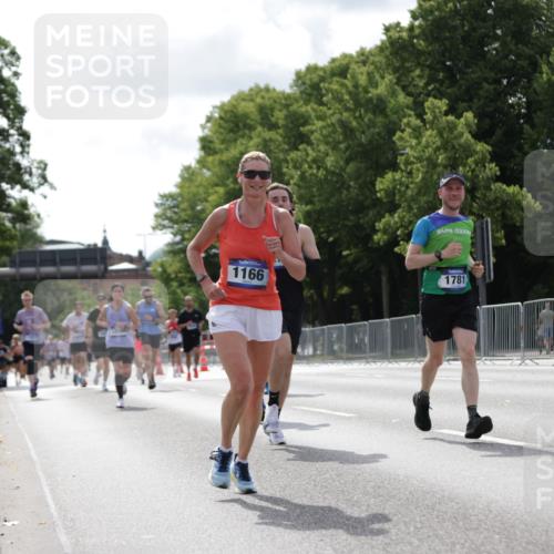 29.06.2025 - hella hamburg halbmarathon Jannik Wohlers http://msf.ph/oto/8145636 29.06.2025 10:10:30 Lombardsbrücke 1166, 1186, 1781, 4287, 5653, 5990, 5991, 7370, 9169, 9829, 12426, 12556, 12571, 12790, 13588, 13594, 14270, 15214, 16808, 17532, 18949 meine-sportfotos.de