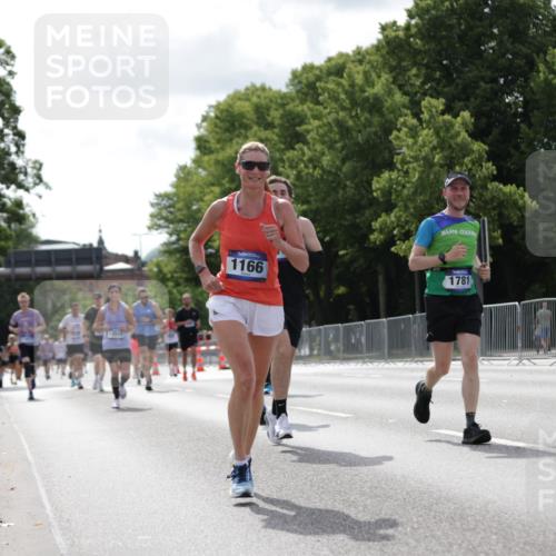 29.06.2025 - hella hamburg halbmarathon Jannik Wohlers http://msf.ph/oto/8145640 29.06.2025 10:10:30 Lombardsbrücke 1166, 1186, 1781, 4287, 5653, 5990, 5991, 7370, 9169, 9829, 12426, 12556, 12571, 12790, 13588, 13594, 14270, 15214, 16808, 17532, 18949 meine-sportfotos.de