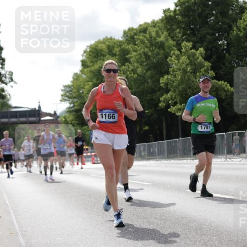 29.06.2025 - hella hamburg halbmarathon Jannik Wohlers http://msf.ph/oto/8145656 29.06.2025 10:10:30 Lombardsbrücke 1166, 1186, 1781, 4287, 5653, 5990, 5991, 7370, 9169, 9829, 12426, 12556, 12571, 12790, 13588, 13594, 14270, 15214, 16808, 17532, 18949 meine-sportfotos.de
