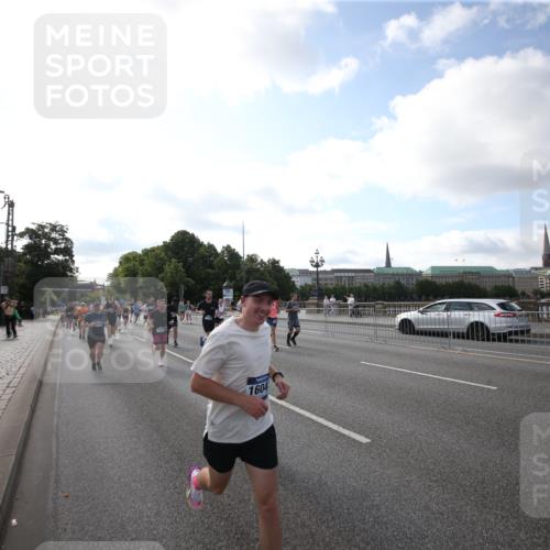 29.06.2025 - hella hamburg halbmarathon Jannik Wohlers http://msf.ph/oto/8145663 29.06.2025 09:57:15 Lombardsbrücke 1086, 1094, 1193, 1422, 1563, 2252, 2444, 2488, 2946, 3048, 3096, 3999, 4261, 4379, 4986, 5024, 5032, 5633, 5820, 5907, 6374, 6585, 6795, 7134, 7397, 7594, 7742, 7930, 7932, 7973, 8172, 8176, 8413, 8973, 9214, 9227, 9739, 9835, 10215, 11208, 11430, 11512, 11832, 12155, 12440, 12607, 12840, 13701, 13750, 14300, 14737, 14914, 15134, 15146, 15169, 15395, 15480, 15496, 15712, 15720, 16008, 16009, 16039, 16047, 16285, 16320, 16980, 17130, 17179, 17640, 17642 meine-sportfotos.de