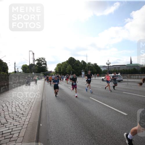 29.06.2025 - hella hamburg halbmarathon Jannik Wohlers http://msf.ph/oto/8145666 29.06.2025 09:57:16 Lombardsbrücke 1086, 1094, 1193, 1422, 1563, 2252, 2444, 2488, 2946, 3096, 3999, 4261, 4379, 4986, 5024, 5032, 5305, 5633, 5820, 5907, 6374, 6585, 6795, 7134, 7397, 7594, 7742, 7930, 7932, 7973, 8172, 8176, 8413, 8973, 9214, 9227, 9739, 9835, 10215, 11208, 11430, 11512, 11832, 12155, 12440, 12607, 12840, 13701, 13750, 14300, 14737, 14914, 15134, 15146, 15169, 15395, 15480, 15496, 15712, 16008, 16009, 16039, 16047, 16285, 16320, 16750, 16980, 17130, 17179, 17640, 17642 meine-sportfotos.de