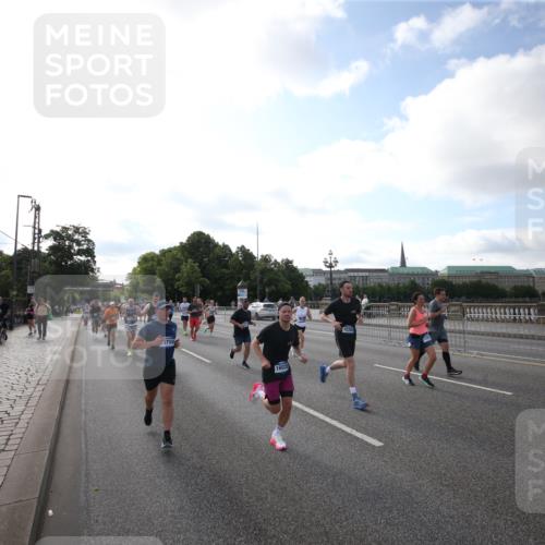 29.06.2025 - hella hamburg halbmarathon Jannik Wohlers http://msf.ph/oto/8145683 29.06.2025 09:57:16 Lombardsbrücke 1086, 1094, 1193, 1422, 1563, 2252, 2444, 2488, 2946, 3096, 3999, 4261, 4379, 4986, 5024, 5032, 5305, 5633, 5820, 5907, 6374, 6585, 6795, 7134, 7397, 7594, 7742, 7930, 7932, 7973, 8172, 8176, 8413, 8973, 9214, 9227, 9739, 9835, 10215, 11208, 11430, 11512, 11832, 12155, 12440, 12607, 12840, 13701, 13750, 14300, 14737, 14914, 15134, 15146, 15169, 15395, 15480, 15496, 15712, 16008, 16009, 16039, 16047, 16285, 16320, 16750, 16980, 17130, 17179, 17640, 17642 meine-sportfotos.de