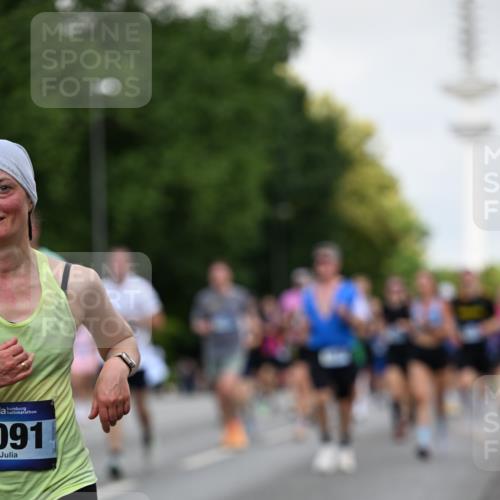 29.06.2025 - hella hamburg halbmarathon Dr. Thomas Lammeyer http://msf.ph/oto/8145705 29.06.2025 10:05:30 Kennedybrücke 1420, 1526, 2006, 2091, 2167, 2490, 2806, 2936, 2957, 3425, 3663, 3976, 4068, 4319, 4322, 4370, 5675, 6087, 6281, 0000, 6302, 6921, 6924, 7287, 7658, 7846, 8030, 8046, 8392, 8578, 8632, 8691, 8822, 9124, 9932, 10074, 10281, 10301, 10383, 10576, 10915, 11043 meine-sportfotos.de