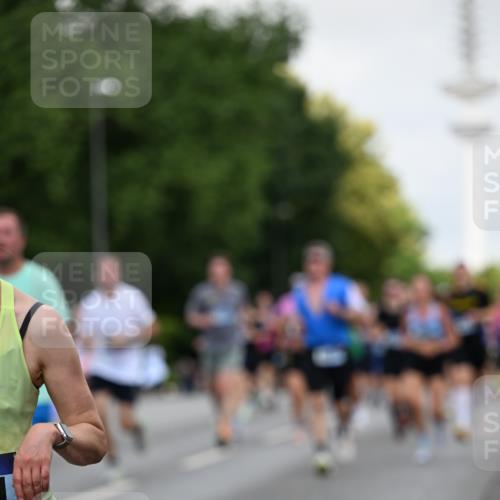 29.06.2025 - hella hamburg halbmarathon Dr. Thomas Lammeyer http://msf.ph/oto/8145710 29.06.2025 10:05:30 Kennedybrücke 1420, 1526, 2006, 2091, 2167, 2490, 2806, 2936, 2957, 3425, 3663, 3976, 4068, 4319, 4322, 4370, 5675, 6087, 6281, 0000, 6302, 6921, 6924, 7287, 7658, 7846, 8030, 8046, 8392, 8578, 8632, 8691, 8822, 9124, 9932, 10074, 10281, 10301, 10383, 10576, 10915, 11043 meine-sportfotos.de