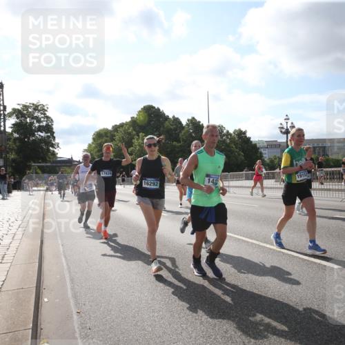 29.06.2025 - hella hamburg halbmarathon Jannik Wohlers http://msf.ph/oto/8145713 29.06.2025 09:58:32 Lombardsbrücke 1410, 1485, 1715, 1719, 1946, 1951, 1972, 2840, 3037, 3334, 3952, 5077, 5391, 6294, 6629, 6657, 7082, 7232, 7369, 7732, 8068, 8322, 8639, 8721, 8798, 9655, 9727, 9770, 10488, 10724, 11212, 11542, 11612, 11976, 12135, 12527, 13397, 13654, 13880, 13997, 14355, 14363, 14368, 14702, 15407, 15446, 15497, 15516, 16108, 16292, 16467, 17181, 17383, 17491, 17828, 18000, 18133, 18181, 18308, 18340, 18746, 18835, 19152 meine-sportfotos.de