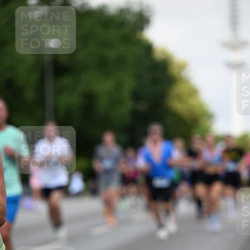29.06.2025 - hella hamburg halbmarathon Dr. Thomas Lammeyer http://msf.ph/oto/8145716 29.06.2025 10:05:30 Kennedybrücke 1420, 1526, 2006, 2091, 2167, 2490, 2806, 2936, 2957, 3425, 3663, 3976, 4068, 4319, 4322, 4370, 5675, 6087, 6281, 0000, 6302, 6921, 6924, 7287, 7658, 7846, 8030, 8046, 8392, 8578, 8632, 8691, 8822, 9124, 9932, 10074, 10281, 10301, 10383, 10576, 10915, 11043 meine-sportfotos.de