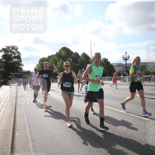 29.06.2025 - hella hamburg halbmarathon Jannik Wohlers http://msf.ph/oto/8145717 29.06.2025 09:58:33 Lombardsbrücke 1410, 1485, 1715, 1719, 1946, 1951, 1972, 2840, 3037, 3334, 3952, 5077, 5391, 6294, 6399, 6629, 6657, 7082, 7232, 7369, 7732, 8068, 8322, 8639, 8721, 8798, 9655, 9727, 9770, 10488, 11212, 11542, 11589, 11604, 11612, 11976, 12135, 12527, 13397, 13654, 13997, 14355, 14363, 14702, 15407, 15446, 15497, 15516, 16292, 16467, 17181, 17383, 17491, 17828, 18000, 18133, 18181, 18308, 18340, 18746, 18835, 19152 meine-sportfotos.de