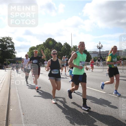 29.06.2025 - hella hamburg halbmarathon Jannik Wohlers http://msf.ph/oto/8145722 29.06.2025 09:58:33 Lombardsbrücke 1410, 1485, 1715, 1719, 1946, 1951, 1972, 2840, 3037, 3334, 3952, 5077, 5391, 6294, 6399, 6629, 6657, 7082, 7232, 7369, 7732, 8068, 8322, 8639, 8721, 8798, 9655, 9727, 9770, 10488, 11212, 11542, 11589, 11604, 11612, 11976, 12135, 12527, 13397, 13654, 13997, 14355, 14363, 14702, 15407, 15446, 15497, 15516, 16292, 16467, 17181, 17383, 17491, 17828, 18000, 18133, 18181, 18308, 18340, 18746, 18835, 19152 meine-sportfotos.de