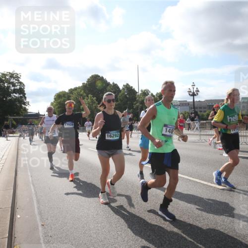 29.06.2025 - hella hamburg halbmarathon Jannik Wohlers http://msf.ph/oto/8145728 29.06.2025 09:58:33 Lombardsbrücke 1410, 1485, 1715, 1719, 1946, 1951, 1972, 2840, 3037, 3334, 3952, 5077, 5391, 6294, 6399, 6629, 6657, 7082, 7232, 7369, 7732, 8068, 8322, 8639, 8721, 8798, 9655, 9727, 9770, 10488, 11212, 11542, 11589, 11604, 11612, 11976, 12135, 12527, 13397, 13654, 13997, 14355, 14363, 14702, 15407, 15446, 15497, 15516, 16292, 16467, 17181, 17383, 17491, 17828, 18000, 18133, 18181, 18308, 18340, 18746, 18835, 19152 meine-sportfotos.de