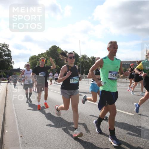 29.06.2025 - hella hamburg halbmarathon Jannik Wohlers http://msf.ph/oto/8145736 29.06.2025 09:58:33 Lombardsbrücke 1410, 1485, 1715, 1719, 1946, 1951, 1972, 2840, 3037, 3334, 3952, 5077, 5391, 6294, 6399, 6629, 6657, 7082, 7232, 7369, 7732, 8068, 8322, 8639, 8721, 8798, 9655, 9727, 9770, 10488, 11212, 11542, 11589, 11604, 11612, 11976, 12135, 12527, 13397, 13654, 13997, 14355, 14363, 14702, 15407, 15446, 15497, 15516, 16292, 16467, 17181, 17383, 17491, 17828, 18000, 18133, 18181, 18308, 18340, 18746, 18835, 19152 meine-sportfotos.de