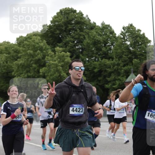 29.06.2025 - hella hamburg halbmarathon Jannik Wohlers http://msf.ph/oto/8145737 29.06.2025 10:47:16 Lombardsbrücke 1045, 1246, 1434, 1618, 1639, 1926, 2407, 2491, 2704, 2790, 2882, 3339, 4037, 4423, 5621, 5622, 7403, 7970, 8270, 8550, 9687, 10206, 10658, 10991, 11351, 11458, 11730, 11738, 11802, 11909, 12412, 12431, 12432, 12582, 13399, 13737, 13909, 14197, 15030, 15543, 15688, 16018, 16305, 16686, 17216, 18415, 18474, 18623 meine-sportfotos.de