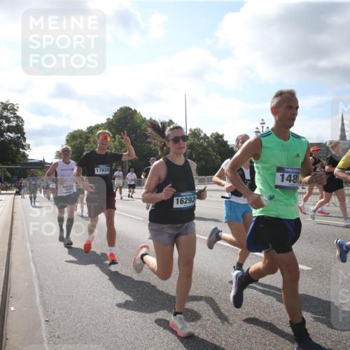 29.06.2025 - hella hamburg halbmarathon Jannik Wohlers http://msf.ph/oto/8145740 29.06.2025 09:58:33 Lombardsbrücke 1410, 1485, 1715, 1719, 1946, 1951, 1972, 2840, 3037, 3334, 3952, 5077, 5391, 6294, 6399, 6629, 6657, 7082, 7232, 7369, 7732, 8068, 8322, 8639, 8721, 8798, 9655, 9727, 9770, 10488, 11212, 11542, 11589, 11604, 11612, 11976, 12135, 12527, 13397, 13654, 13997, 14355, 14363, 14702, 15407, 15446, 15497, 15516, 16292, 16467, 17181, 17383, 17491, 17828, 18000, 18133, 18181, 18308, 18340, 18746, 18835, 19152 meine-sportfotos.de
