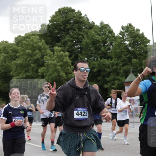 29.06.2025 - hella hamburg halbmarathon Jannik Wohlers http://msf.ph/oto/8145743 29.06.2025 10:47:16 Lombardsbrücke 1045, 1246, 1434, 1618, 1639, 1926, 2407, 2491, 2704, 2790, 2882, 3339, 4037, 4423, 5621, 5622, 7403, 7970, 8270, 8550, 9687, 10206, 10658, 10991, 11351, 11458, 11730, 11738, 11802, 11909, 12412, 12431, 12432, 12582, 13399, 13737, 13909, 14197, 15030, 15543, 15688, 16018, 16305, 16686, 17216, 18415, 18474, 18623 meine-sportfotos.de