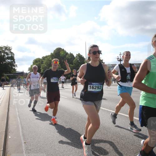 29.06.2025 - hella hamburg halbmarathon Jannik Wohlers http://msf.ph/oto/8145747 29.06.2025 09:58:33 Lombardsbrücke 1410, 1485, 1715, 1719, 1946, 1951, 1972, 2840, 3037, 3334, 3952, 5077, 5391, 6294, 6399, 6629, 6657, 7082, 7232, 7369, 7732, 8068, 8322, 8639, 8721, 8798, 9655, 9727, 9770, 10488, 11212, 11542, 11589, 11604, 11612, 11976, 12135, 12527, 13397, 13654, 13997, 14355, 14363, 14702, 15407, 15446, 15497, 15516, 16292, 16467, 17181, 17383, 17491, 17828, 18000, 18133, 18181, 18308, 18340, 18746, 18835, 19152 meine-sportfotos.de
