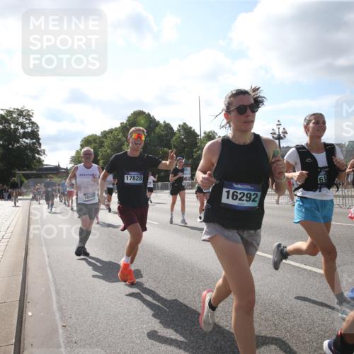29.06.2025 - hella hamburg halbmarathon Jannik Wohlers http://msf.ph/oto/8145748 29.06.2025 09:58:33 Lombardsbrücke 1410, 1485, 1715, 1719, 1946, 1951, 1972, 2840, 3037, 3334, 3952, 5077, 5391, 6294, 6399, 6629, 6657, 7082, 7232, 7369, 7732, 8068, 8322, 8639, 8721, 8798, 9655, 9727, 9770, 10488, 11212, 11542, 11589, 11604, 11612, 11976, 12135, 12527, 13397, 13654, 13997, 14355, 14363, 14702, 15407, 15446, 15497, 15516, 16292, 16467, 17181, 17383, 17491, 17828, 18000, 18133, 18181, 18308, 18340, 18746, 18835, 19152 meine-sportfotos.de