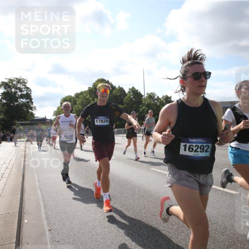29.06.2025 - hella hamburg halbmarathon Jannik Wohlers http://msf.ph/oto/8145753 29.06.2025 09:58:33 Lombardsbrücke 1410, 1485, 1715, 1719, 1946, 1951, 1972, 2840, 3037, 3334, 3952, 5077, 5391, 6294, 6399, 6629, 6657, 7082, 7232, 7369, 7732, 8068, 8322, 8639, 8721, 8798, 9655, 9727, 9770, 10488, 11212, 11542, 11589, 11604, 11612, 11976, 12135, 12527, 13397, 13654, 13997, 14355, 14363, 14702, 15407, 15446, 15497, 15516, 16292, 16467, 17181, 17383, 17491, 17828, 18000, 18133, 18181, 18308, 18340, 18746, 18835, 19152 meine-sportfotos.de