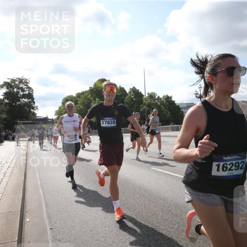 29.06.2025 - hella hamburg halbmarathon Jannik Wohlers http://msf.ph/oto/8145760 29.06.2025 09:58:33 Lombardsbrücke 1410, 1485, 1715, 1719, 1946, 1951, 1972, 2840, 3037, 3334, 3952, 5077, 5391, 6294, 6399, 6629, 6657, 7082, 7232, 7369, 7732, 8068, 8322, 8639, 8721, 8798, 9655, 9727, 9770, 10488, 11212, 11542, 11589, 11604, 11612, 11976, 12135, 12527, 13397, 13654, 13997, 14355, 14363, 14702, 15407, 15446, 15497, 15516, 16292, 16467, 17181, 17383, 17491, 17828, 18000, 18133, 18181, 18308, 18340, 18746, 18835, 19152 meine-sportfotos.de