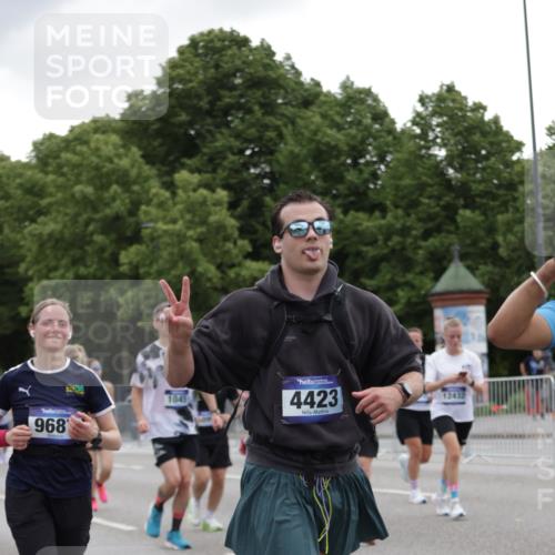 29.06.2025 - hella hamburg halbmarathon Jannik Wohlers http://msf.ph/oto/8145762 29.06.2025 10:47:16 Lombardsbrücke 1045, 1246, 1434, 1618, 1639, 1926, 2407, 2491, 2704, 2790, 2882, 3339, 4037, 4423, 5621, 5622, 7403, 7970, 8270, 8550, 9687, 10206, 10658, 10991, 11351, 11458, 11730, 11738, 11802, 11909, 12412, 12431, 12432, 12582, 13399, 13737, 13909, 14197, 15030, 15543, 15688, 16018, 16305, 16686, 17216, 18415, 18474, 18623 meine-sportfotos.de