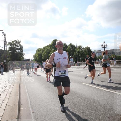 29.06.2025 - hella hamburg halbmarathon Jannik Wohlers http://msf.ph/oto/8145807 29.06.2025 09:58:34 Lombardsbrücke 1410, 1485, 1715, 1719, 1972, 3037, 3334, 3952, 5391, 6294, 6399, 6629, 6657, 7232, 7369, 7732, 8068, 8322, 8639, 8721, 8798, 9655, 9727, 9770, 9884, 10488, 11212, 11542, 11589, 11604, 11612, 11976, 12135, 12527, 13397, 13654, 13997, 14355, 14363, 14702, 15407, 15446, 15497, 15516, 16292, 16467, 17181, 17383, 17491, 17828, 18000, 18133, 18181, 18308, 18340, 18746, 18835, 19152 meine-sportfotos.de