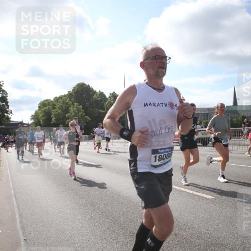 29.06.2025 - hella hamburg halbmarathon Jannik Wohlers http://msf.ph/oto/8145837 29.06.2025 09:58:35 Lombardsbrücke 1410, 1485, 1715, 1719, 1972, 2741, 2911, 3037, 3334, 5391, 6294, 6399, 6629, 7232, 7369, 7732, 8068, 8322, 8639, 8721, 8772, 8798, 9655, 9727, 9770, 9884, 10488, 11542, 11589, 11604, 11612, 11976, 12135, 12495, 12527, 13397, 13654, 13997, 14363, 14702, 15407, 15446, 15497, 15516, 16292, 16467, 17383, 17491, 17828, 18000, 18133, 18181, 18308, 18340, 18746, 18835, 19047, 19152 meine-sportfotos.de